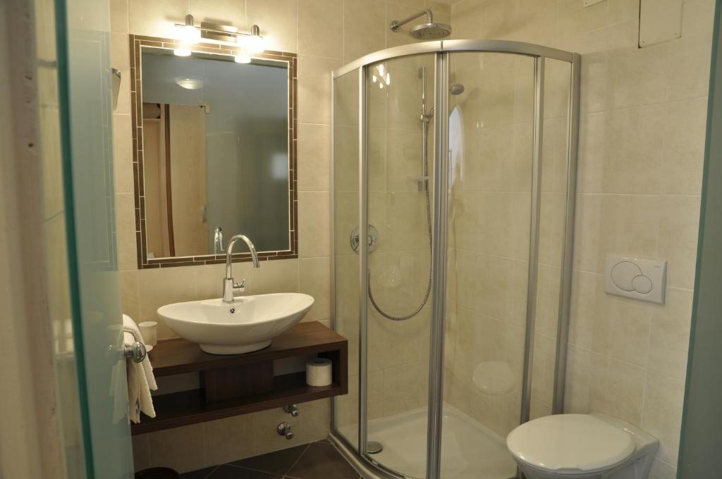 Hotel Pine Tires Bilik gambar