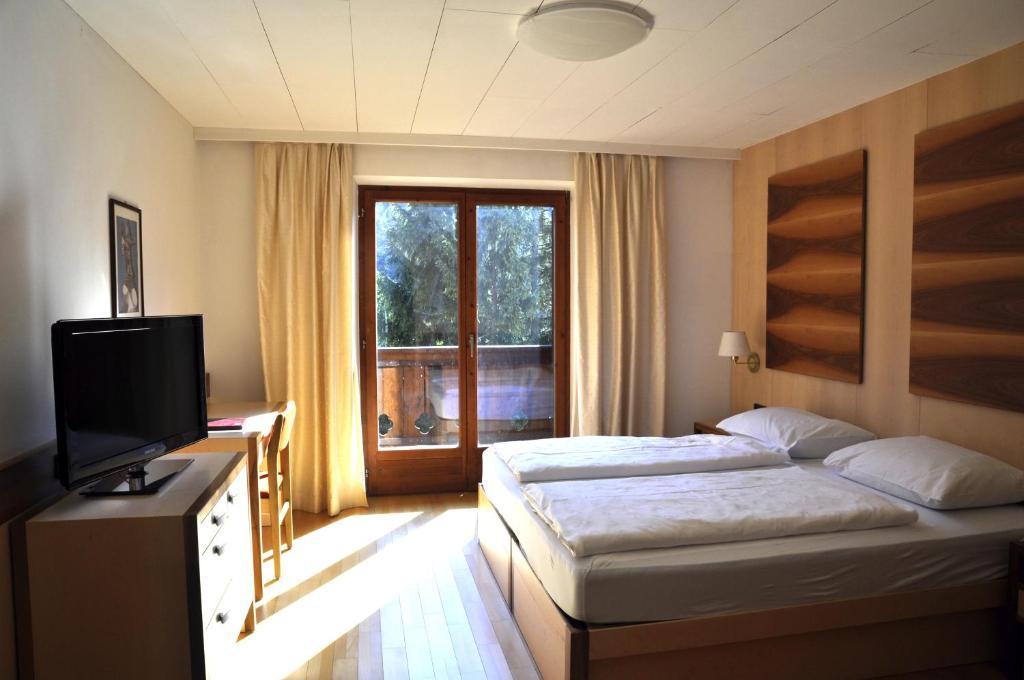 Hotel Pine Tires Bilik gambar